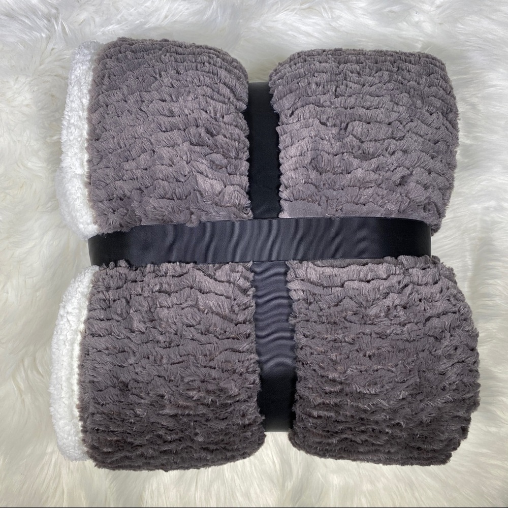 ⭐️SALE⭐️Charcoal Windswept Micromink She… - Picture 2 of 3
